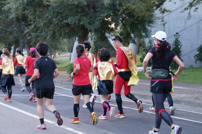 超級英雄現身光明路 百位超人為雙十國慶漫跑暖身 共21張圖片